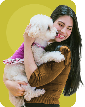 Mulher segurando um cachorro